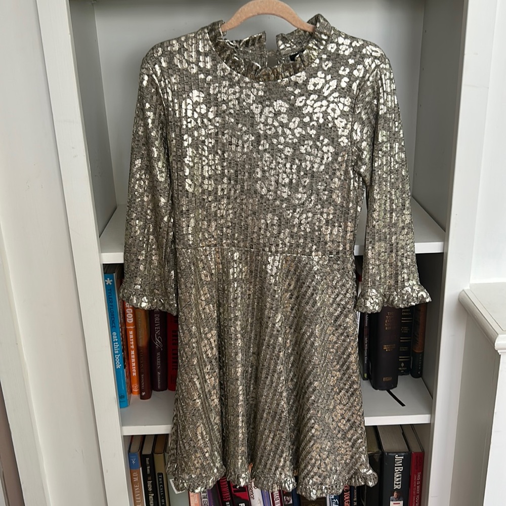 Fits beautifully — dress up or down.